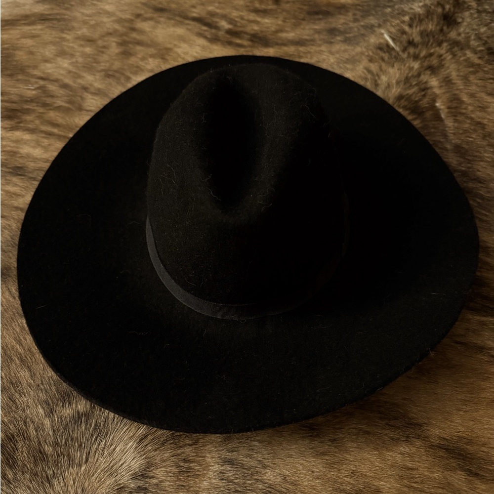Women’s black felt hat